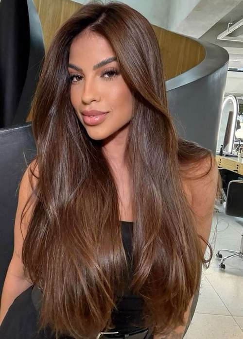 Morena iluminada avelã