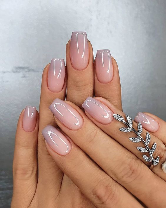mix de cores claras nas unhas