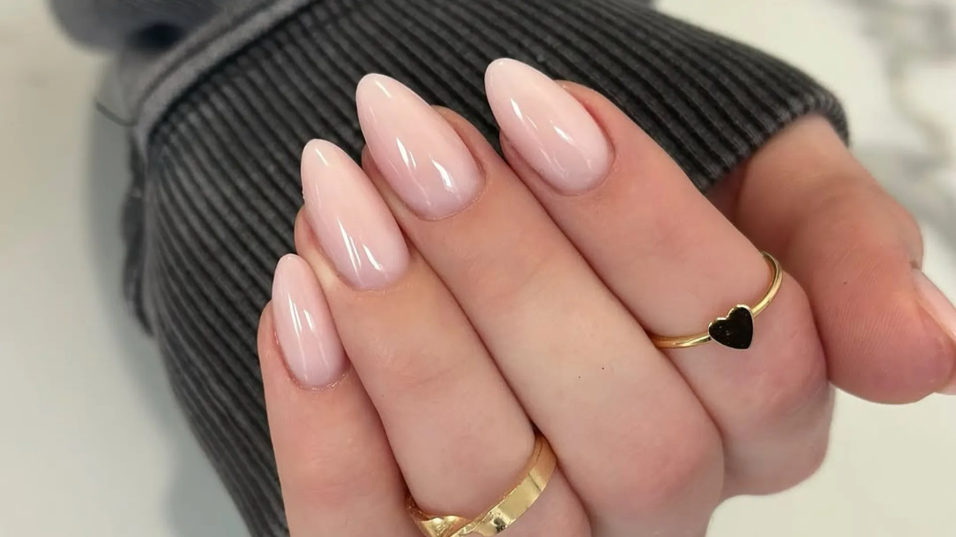 quanto custa fazer unhas na cor do momento