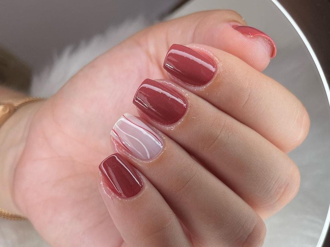esmalte nude para unha curta vs esmalte escuro para unha curta