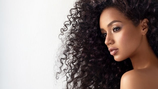 Como escolher o tom de morena iluminada ideal para seu subtom de pele