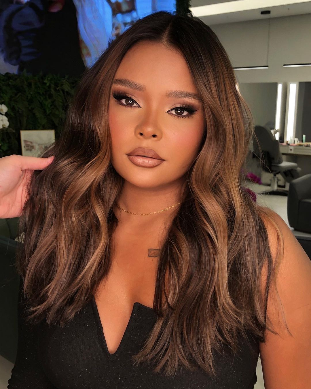 Como escolher o tom de morena iluminada ideal para seu subtom de pele