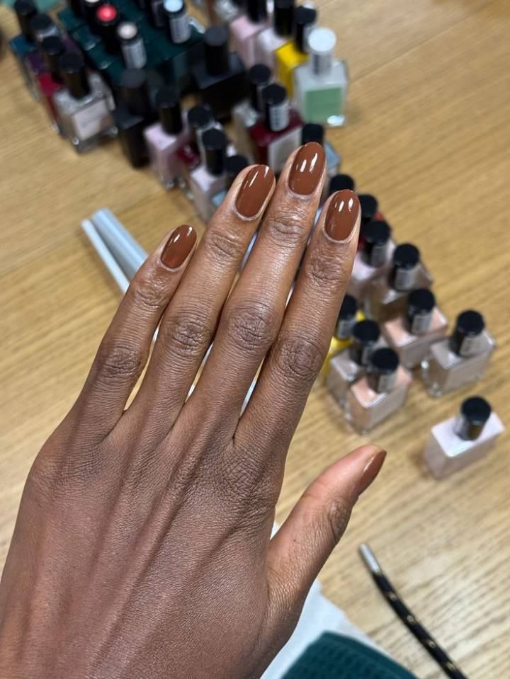 Guia completo de esmaltes para pele negra: tons e tendências