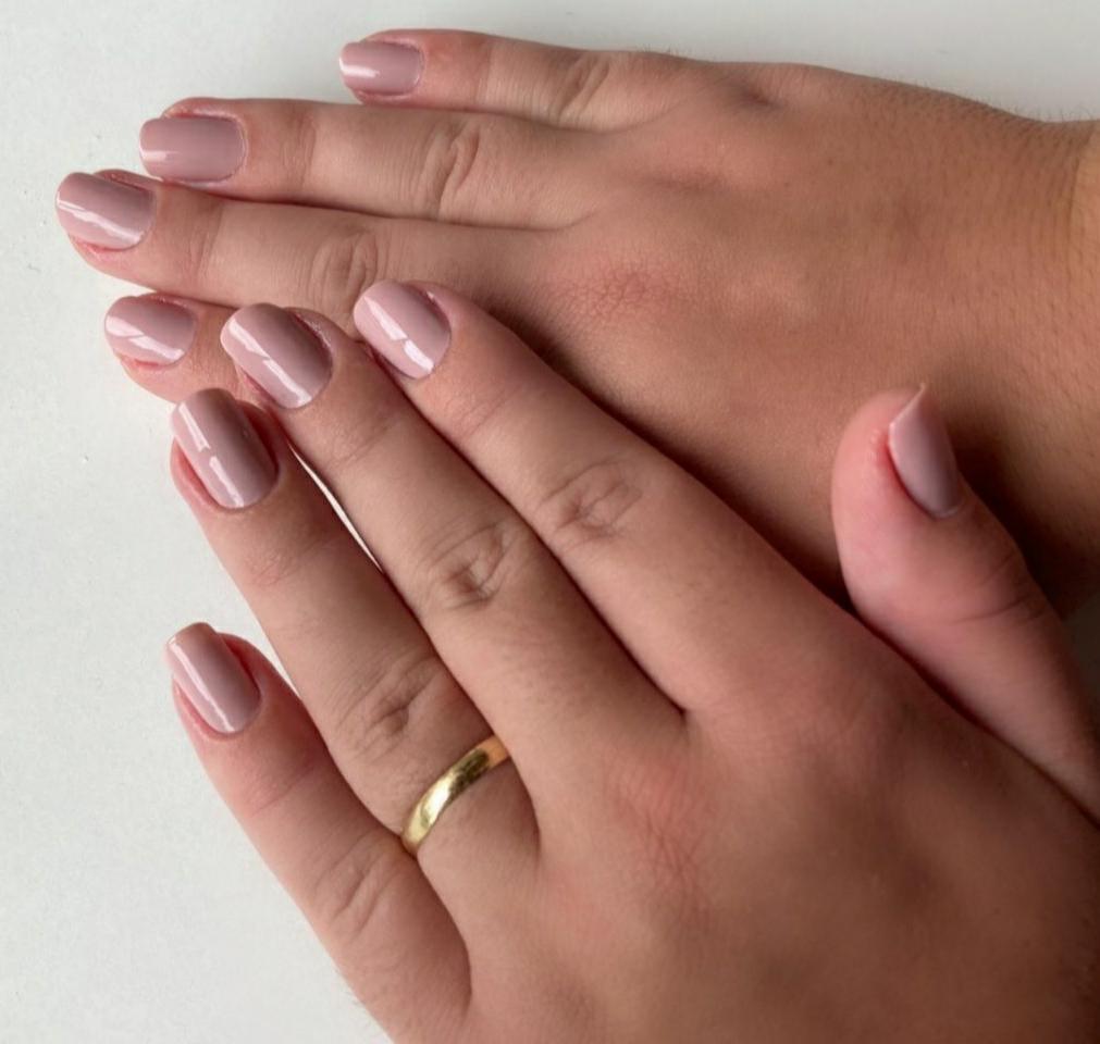 Esmaltes metálicos e vibrantes: o guia definitivo para peles morenas e negras