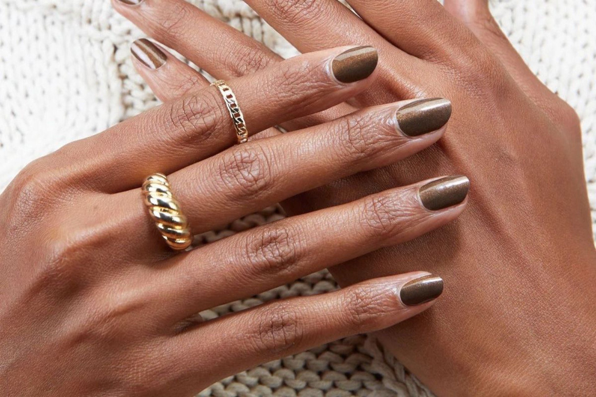 Esmaltes metálicos e vibrantes: o guia definitivo para peles morenas e negras