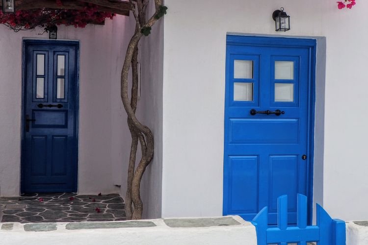 Acessórios ideais para looks com azul royal