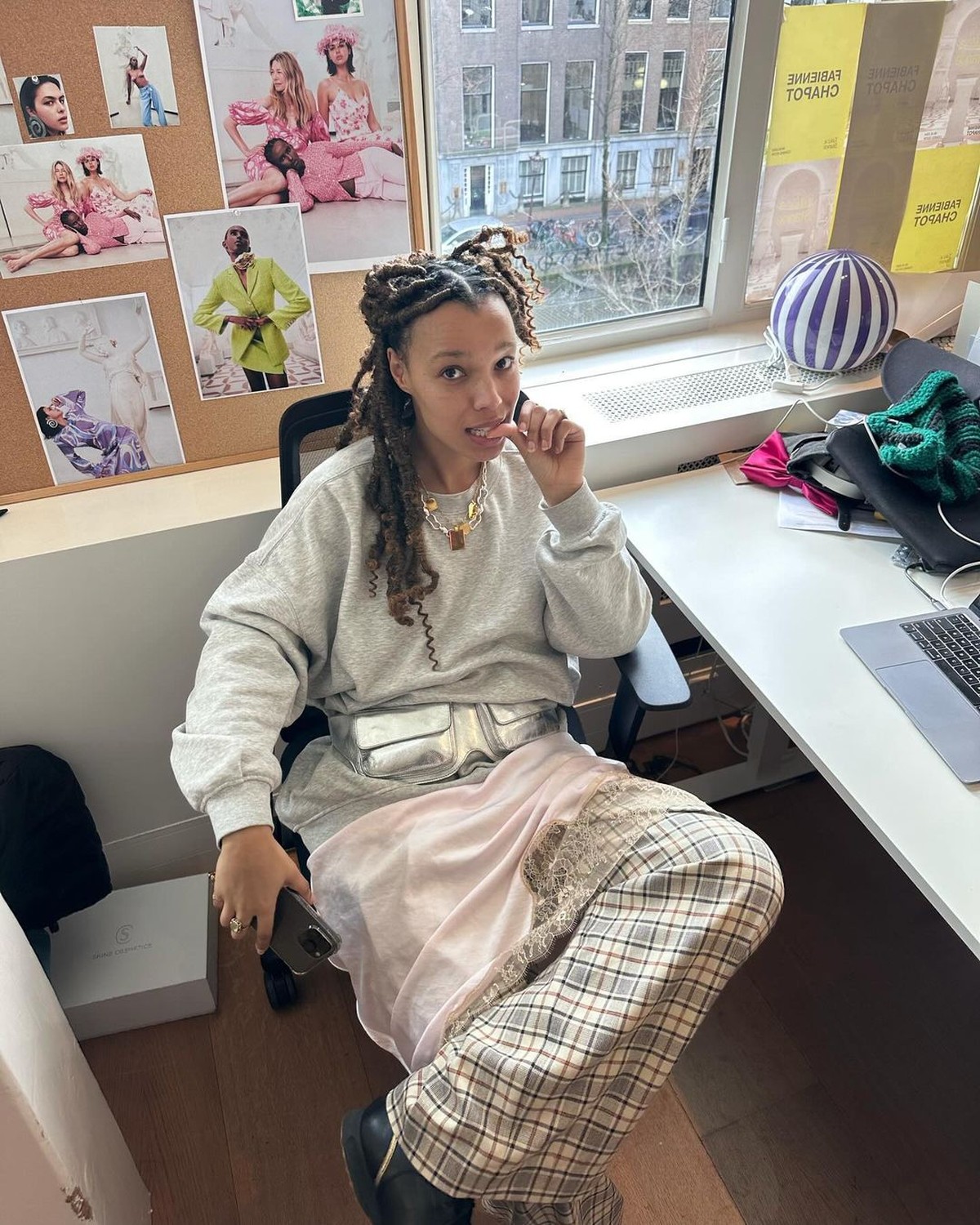 Além do Básico: Dicas de Acessórios e Texturas para Looks Cinza