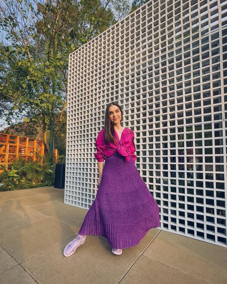 roxo escuro e amarelo mostarda