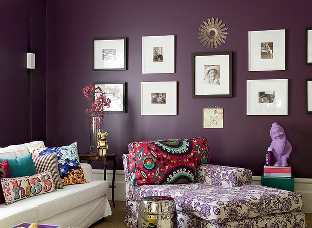roxo escuro e branco