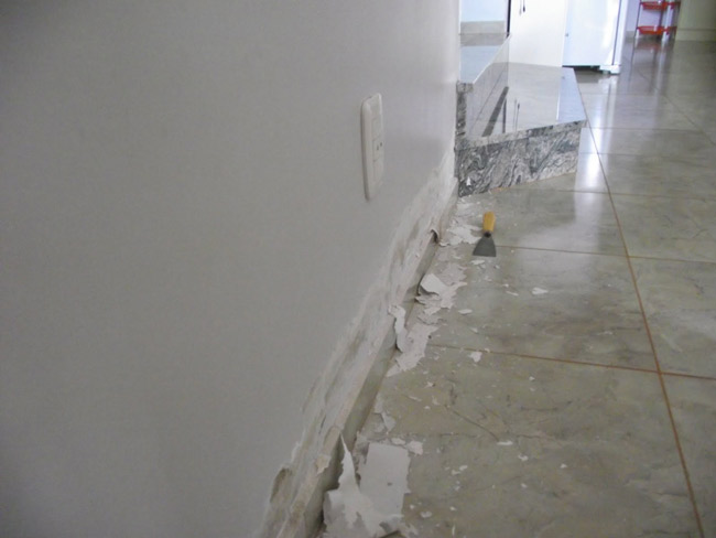 corrigir ondulações na parede antes de pintar