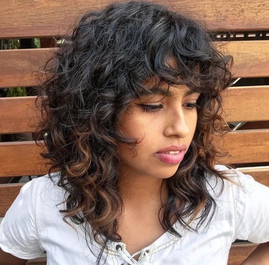 Franjas que Rejuvenescem: Cortes Médios com Camadas e Franja Cortina