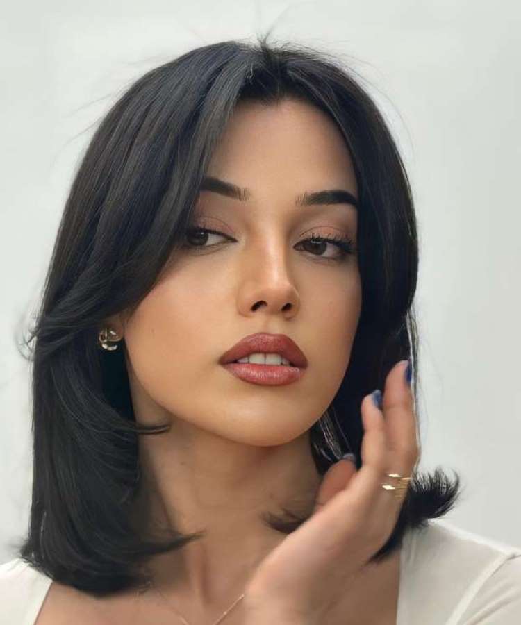 5 ideias de títulos: 1. Os 4 Tipos de Franja Perfeitos para Cabelos Médios Lisos; 2. Como Escolher a Franja Ideal para o Seu Formato de Rosto; 3. Franja Cortininha: A Tendência Que Transforma Cabelos Médios; 4. Dicas de Corte para Cabelo Médio: Camadas e Repicados que Valorizam; 5. Renove Seu Visual: Cortes de Cabelo Médio com Franja para Todas as Idades.