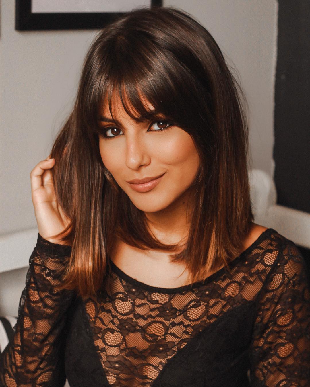 5 ideias de títulos: 1. Os 4 Tipos de Franja Perfeitos para Cabelos Médios Lisos; 2. Como Escolher a Franja Ideal para o Seu Formato de Rosto; 3. Franja Cortininha: A Tendência Que Transforma Cabelos Médios; 4. Dicas de Corte para Cabelo Médio: Camadas e Repicados que Valorizam; 5. Renove Seu Visual: Cortes de Cabelo Médio com Franja para Todas as Idades.