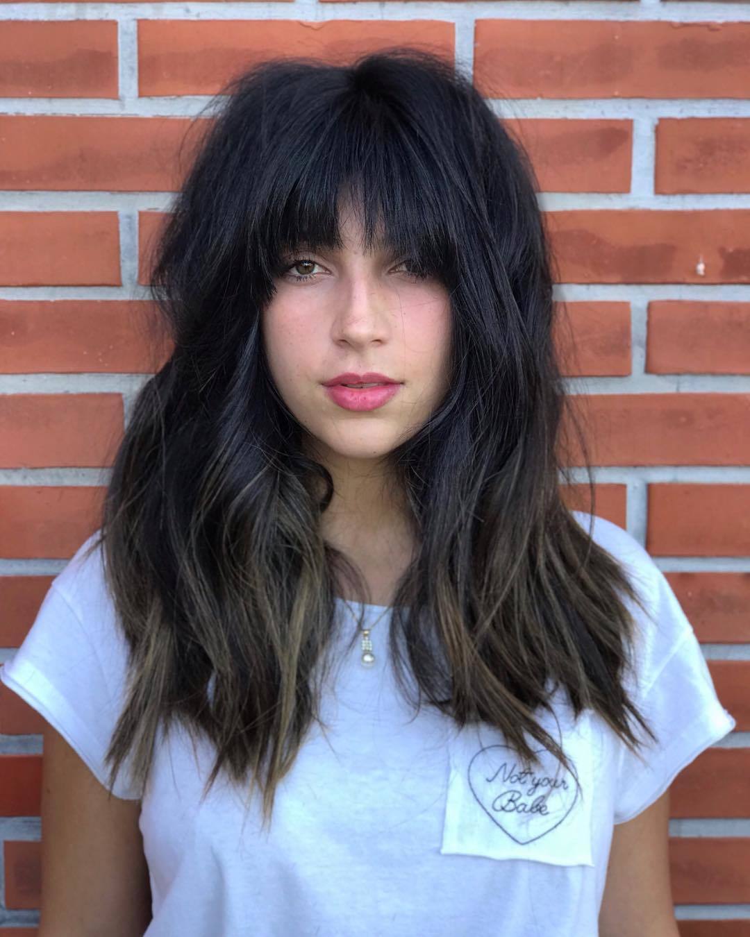 5 ideias de títulos: 1. Os 4 Tipos de Franja Perfeitos para Cabelos Médios Lisos; 2. Como Escolher a Franja Ideal para o Seu Formato de Rosto; 3. Franja Cortininha: A Tendência Que Transforma Cabelos Médios; 4. Dicas de Corte para Cabelo Médio: Camadas e Repicados que Valorizam; 5. Renove Seu Visual: Cortes de Cabelo Médio com Franja para Todas as Idades.