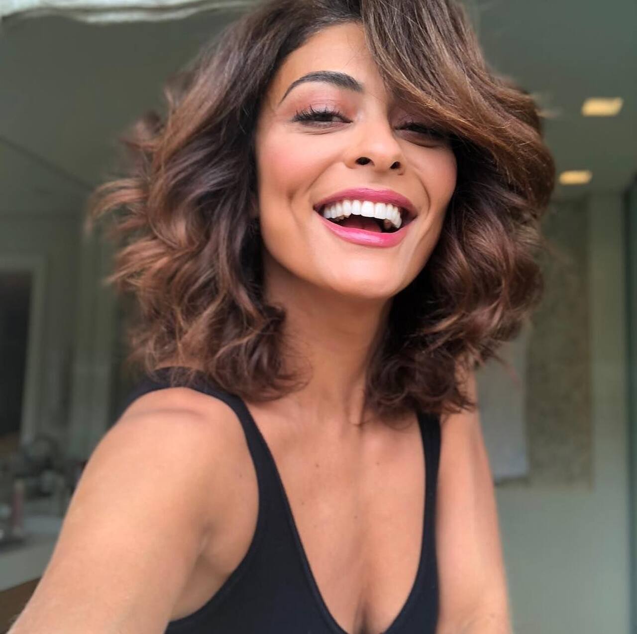 cabelo curto ondulado com franja