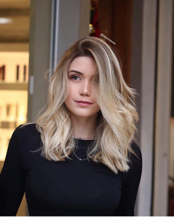 corte em V cabelo liso abaixo do ombro