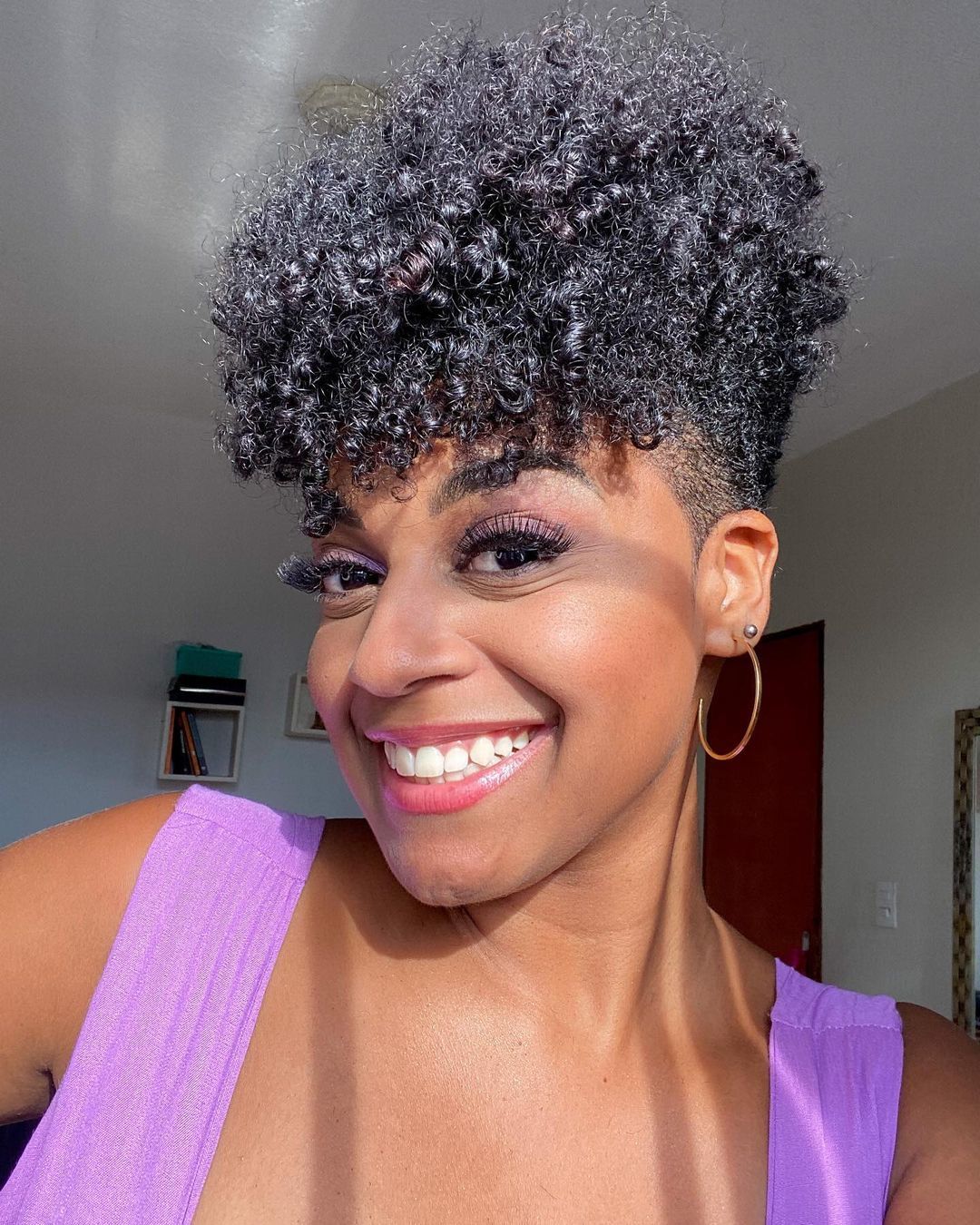 corte de cabelo afro feminino para quem busca radicalidade