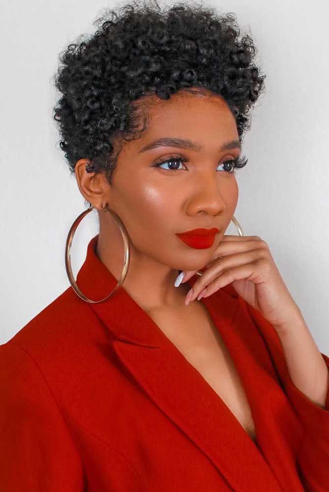 corte de cabelo afro feminino em camadas