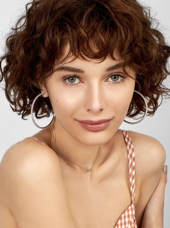 Finalização Perfeita: Dicas e Produtos Essenciais para Cabelos Ondulados Curtos