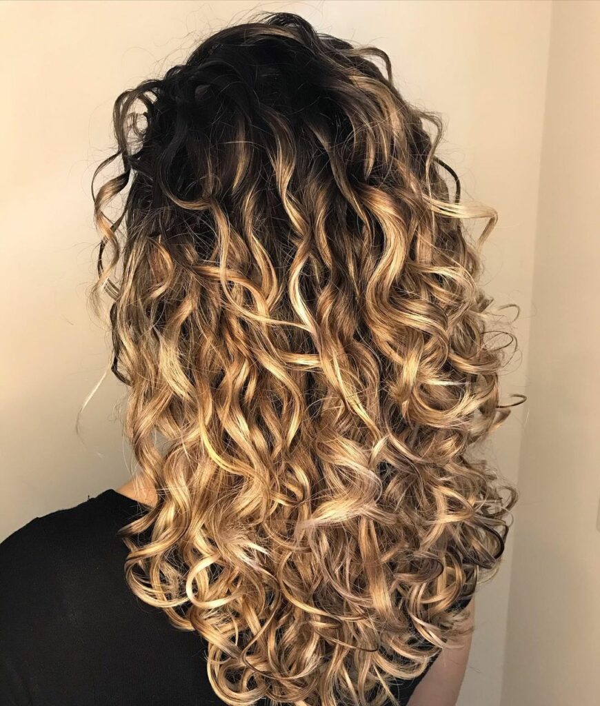 corte em u cabelo cacheado definição