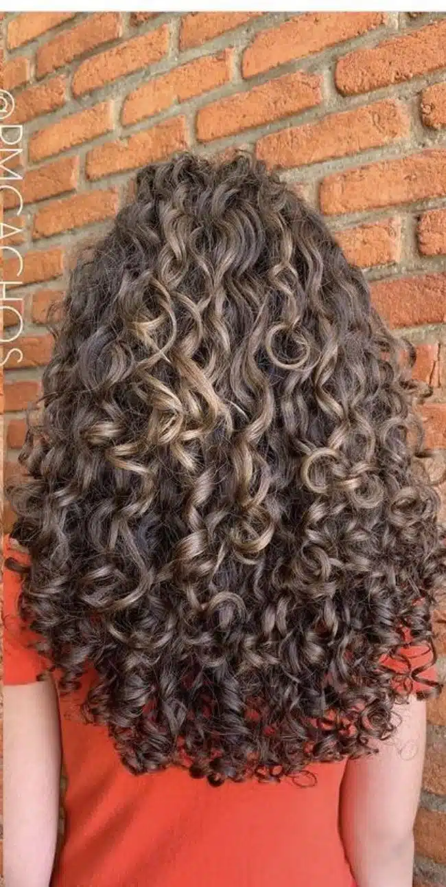 corte em u com camadas cabelo cacheado