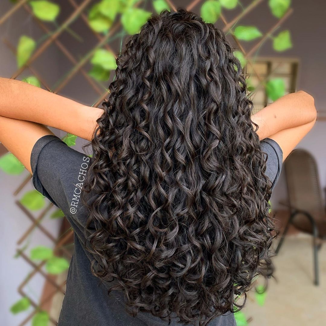 corte em u cabelo cacheado volumoso