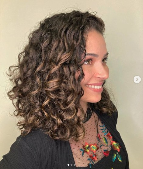 cabelo médio ondulado com franja
