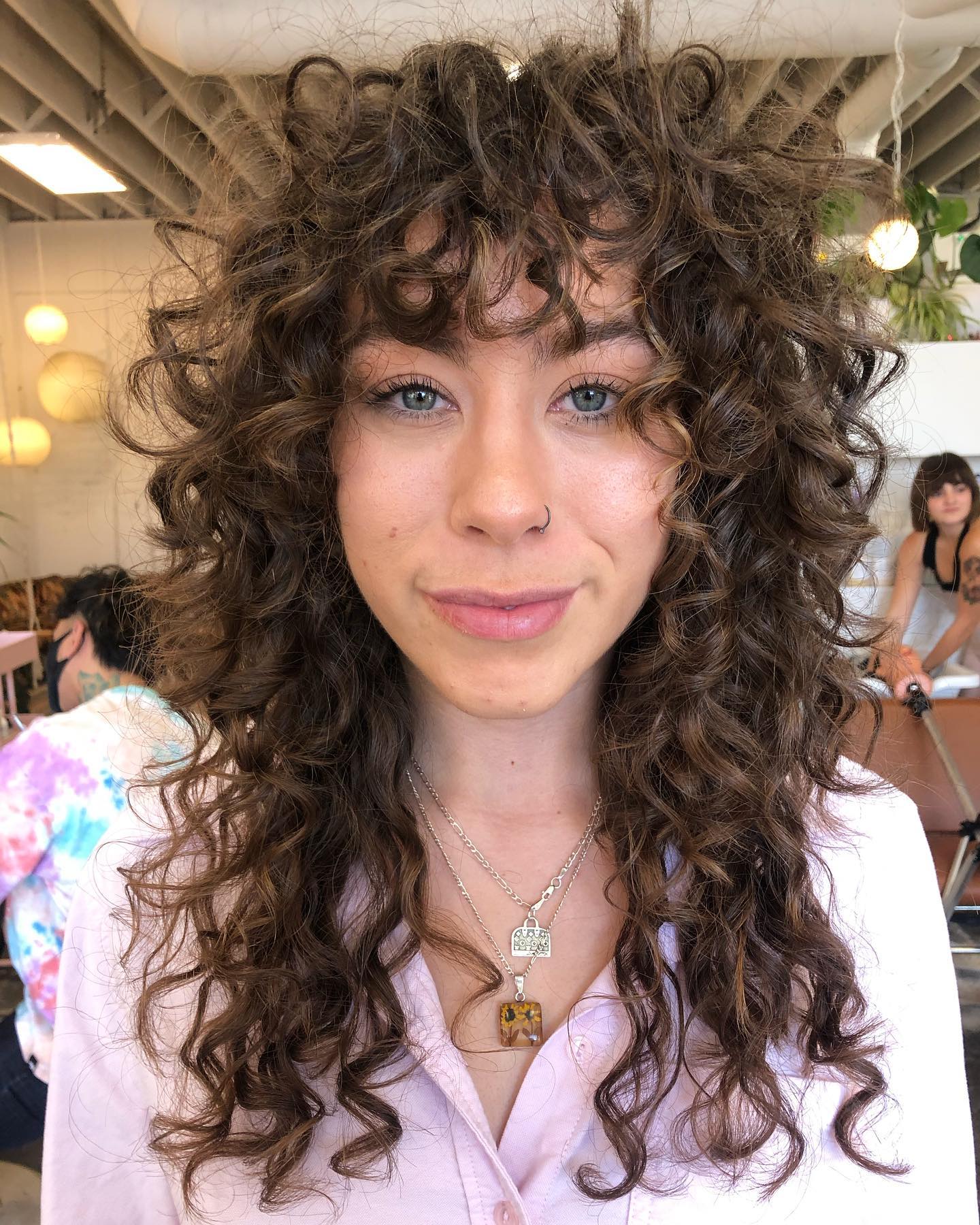 5 Ideias de Títulos para um Artigo sobre Mullet Cacheado:
1. Mullet Cacheado: O Guia Completo para um Visual Moderno e Estiloso
2. Desmistificando o Mullet Cacheado: Dicas de Corte