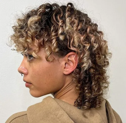 corte em camadas cabelo cacheado mullet