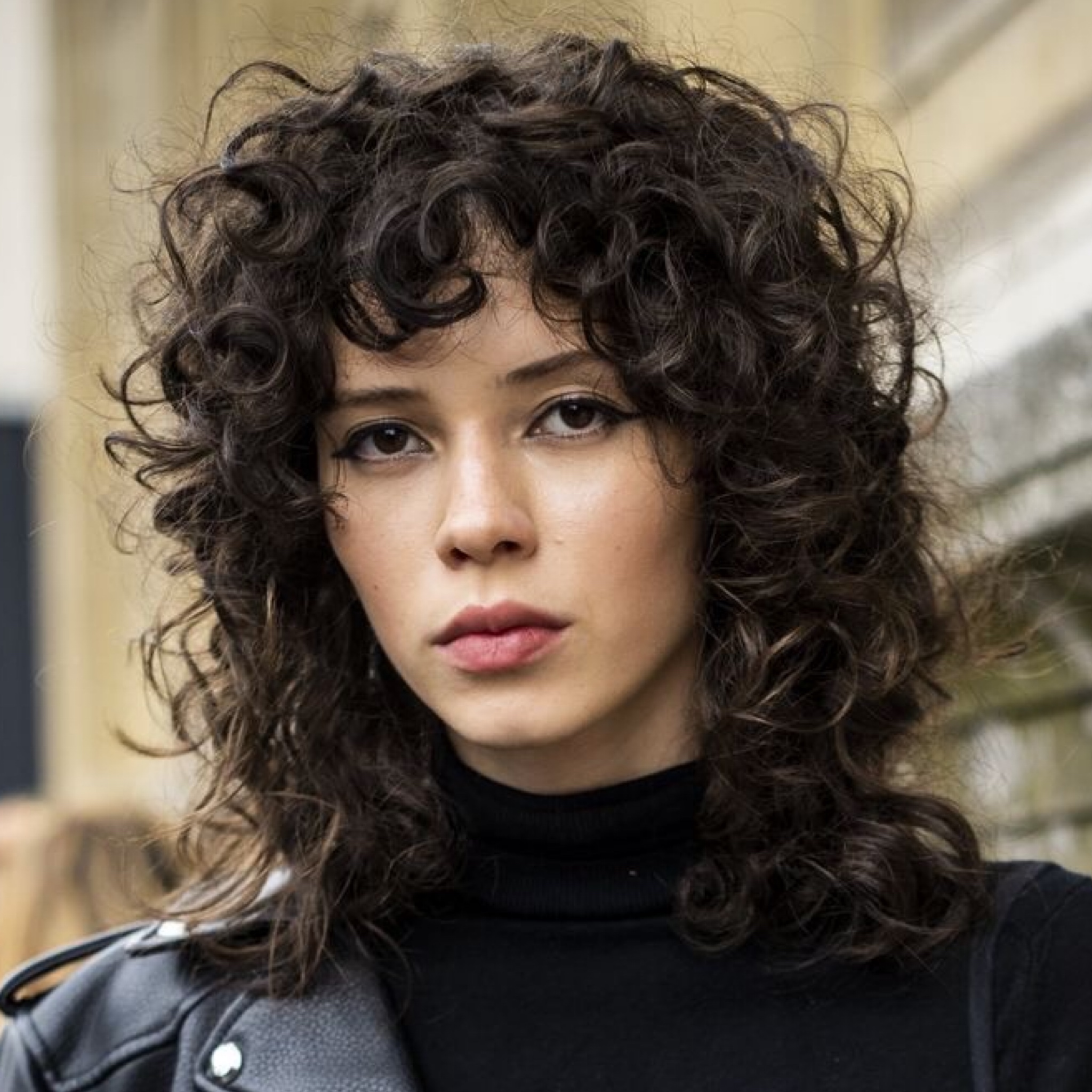 5 Ideias de Títulos para um Artigo sobre Mullet Cacheado:
1. Mullet Cacheado: O Guia Completo para um Visual Moderno e Estiloso
2. Desmistificando o Mullet Cacheado: Dicas de Corte