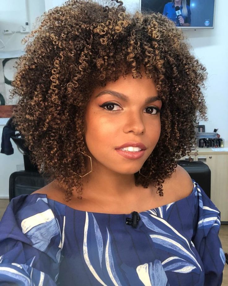 Salões de Cabelos Cacheados: Onde Encontrar Especialistas em SP, RJ, BH e Recife