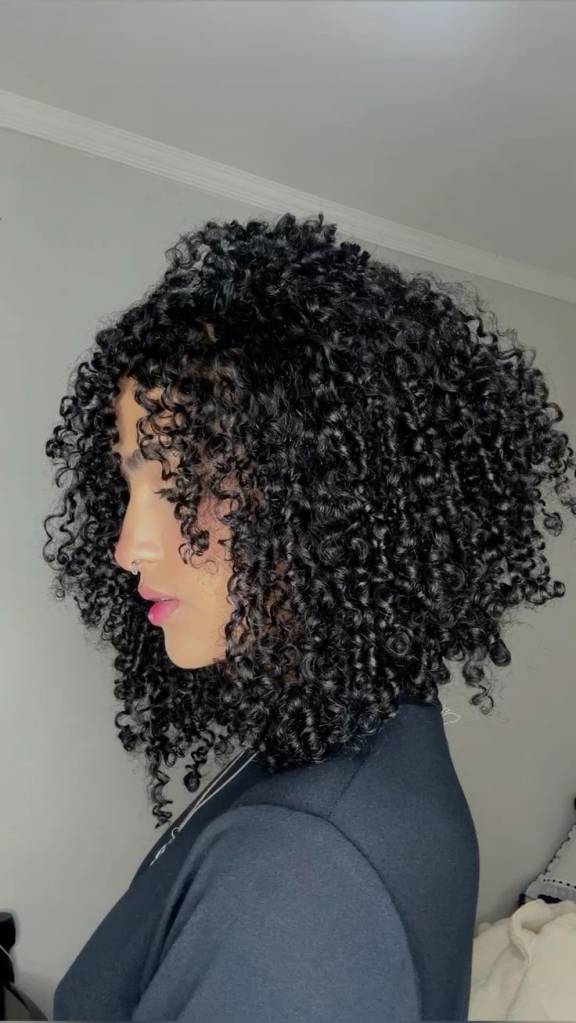 Franjas para Cabelos Cacheados: Guia Completo para Escolher a Sua