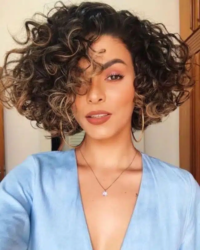 corte reto cabelo cacheado para volume