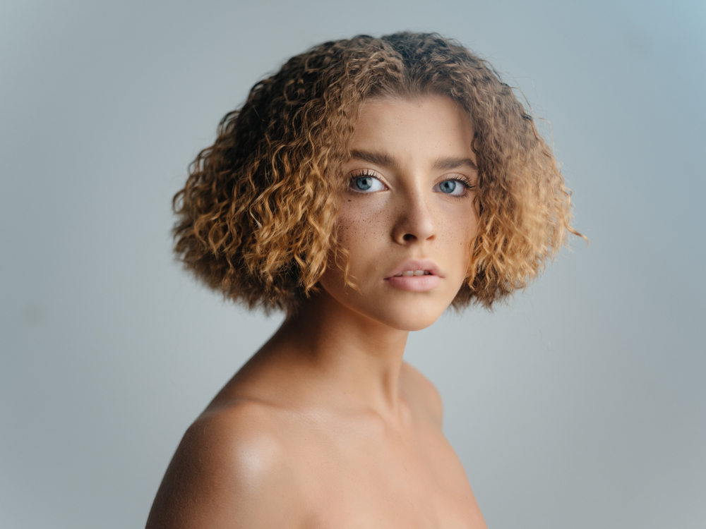 corte reto cabelo cacheado para volume