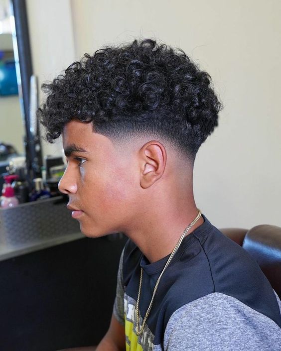 corte de cabelo crespo para rosto oval