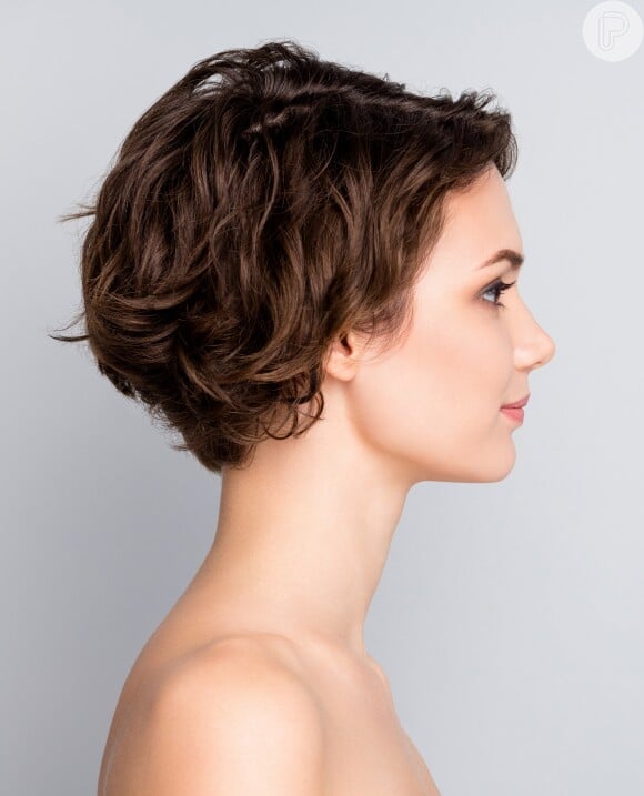 como cortar cabelo ondulado curto em casa