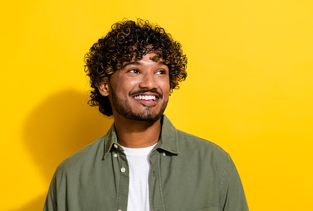 corte em camadas para cabelo cacheado grande com franja