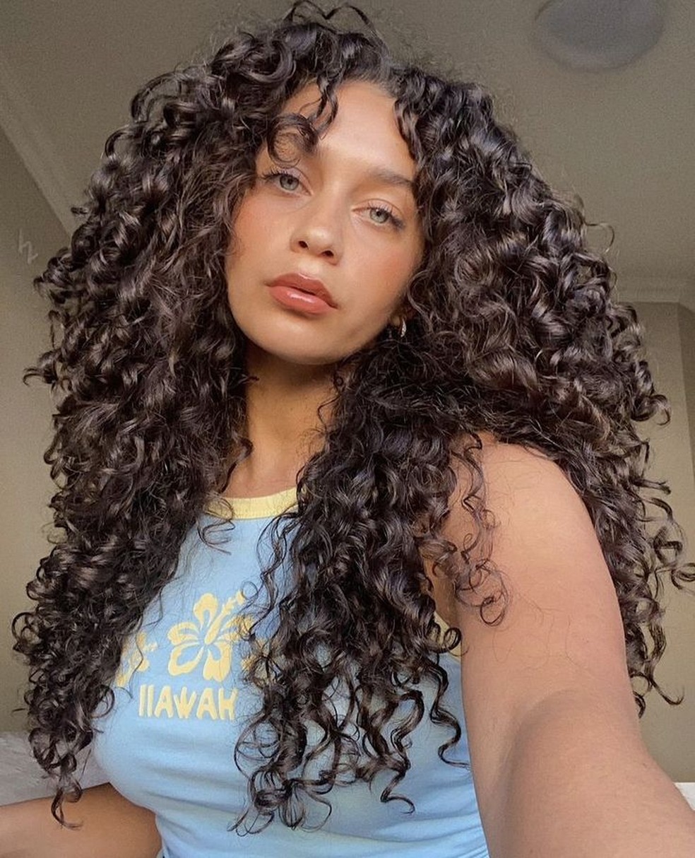 corte em camadas vs corte reto para cabelo cacheado grande