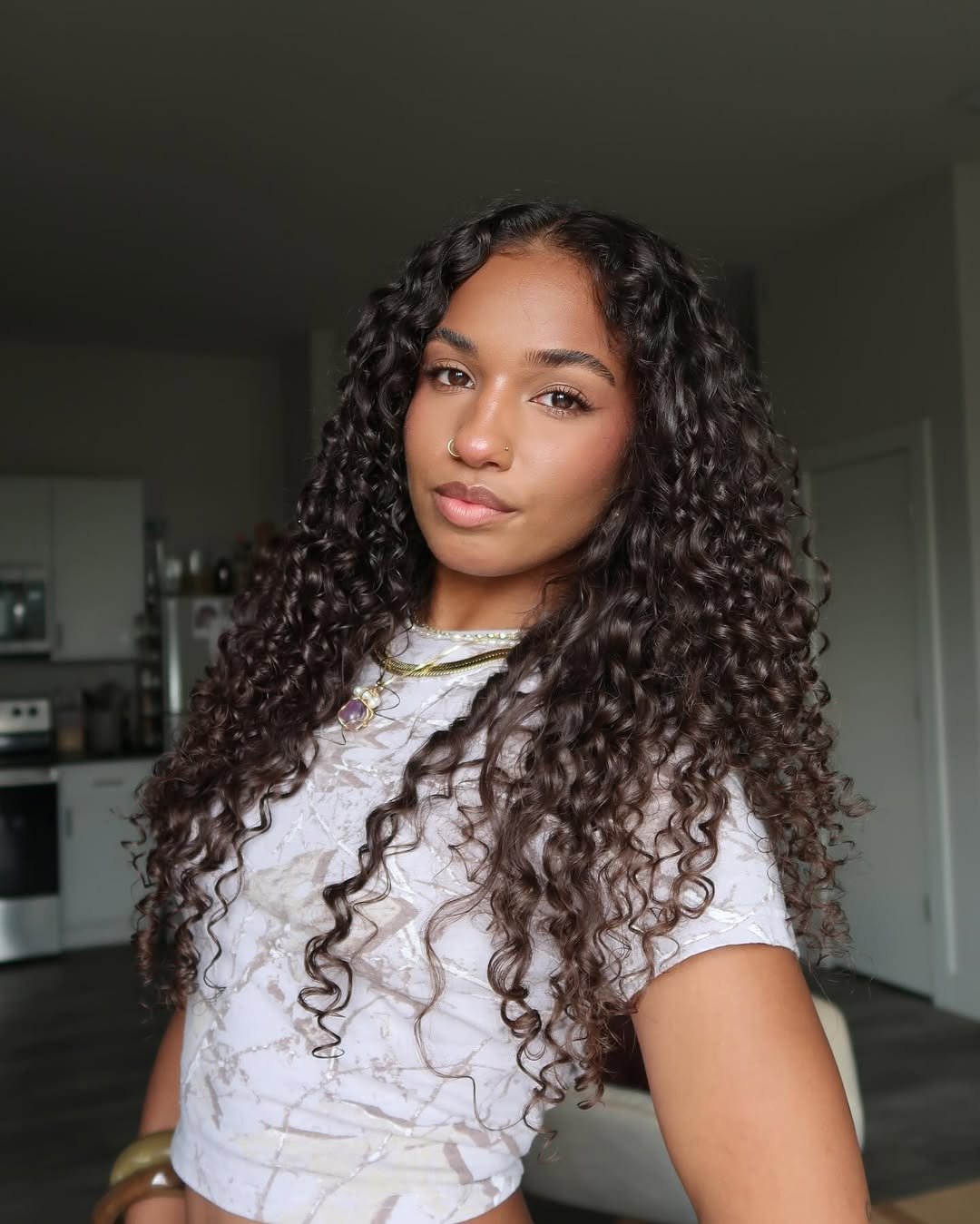 corte em camadas para cabelo cacheado grande com franja