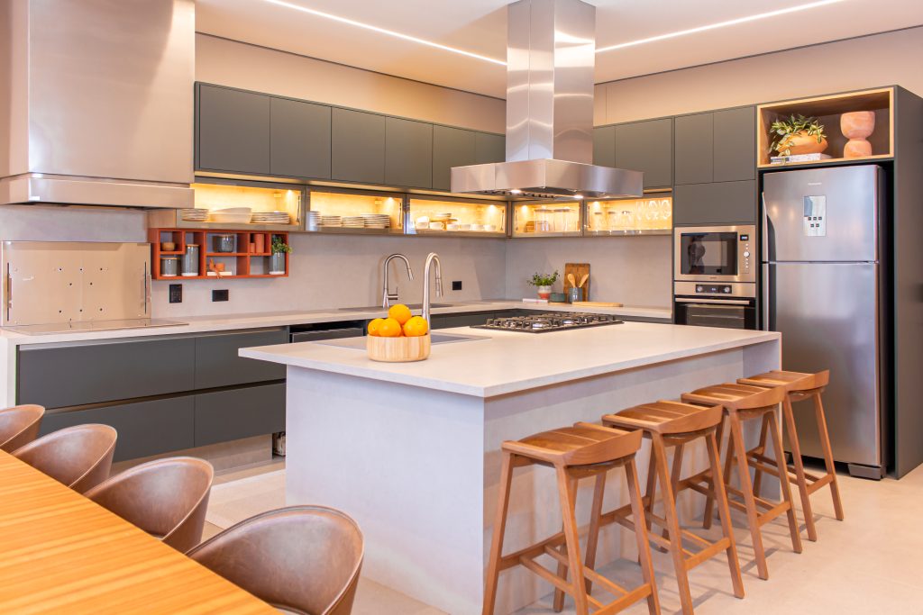 Tendências de Cores e Acabamentos para uma Cozinha Glamour em 2025/2026