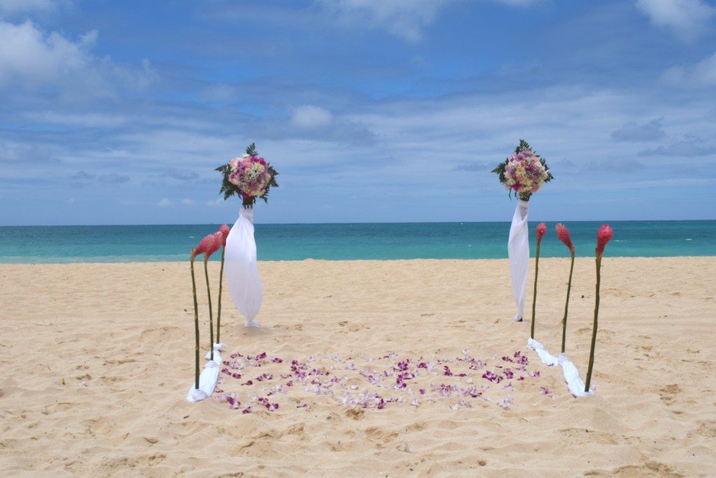 custo decoração casamento praia simples barato