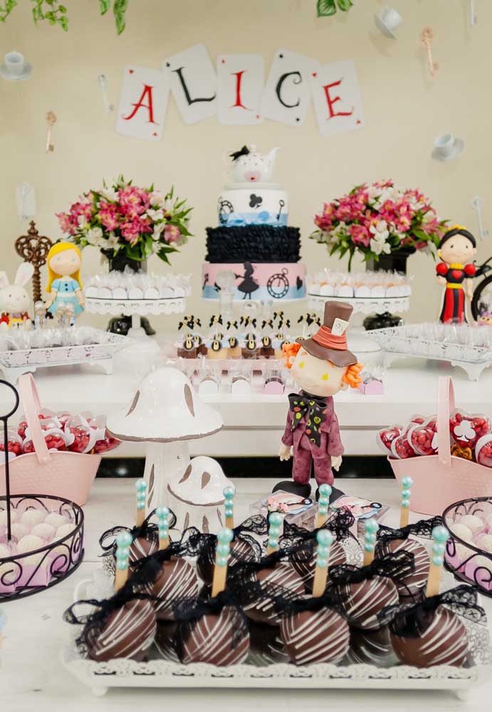 decoração alice no país das maravilhas vintage vs moderno