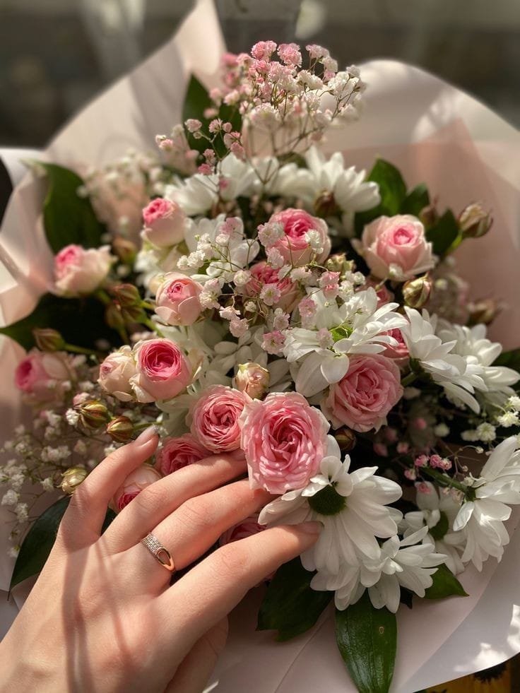 Flores Naturais vs. Artificiais: Qual a Melhor Opção para sua Decoração?