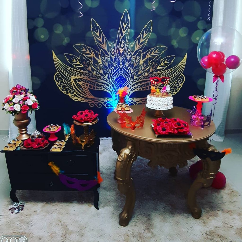 decoração baile de máscaras preto e dourado