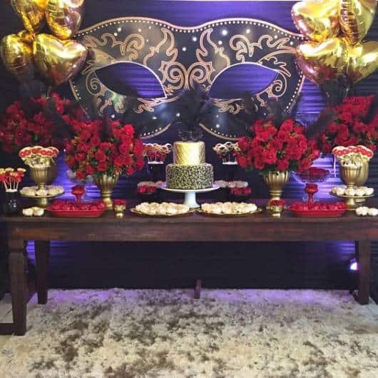 decoração baile de máscaras roxo e dourado