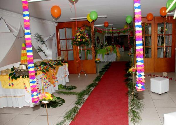 Iluminação Mágica: Tochas Tiki e Cordões de Luz para seu Luau