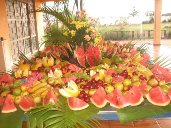 Guia Completo: Mesa de Frutas Escultural para Festas Tropicais