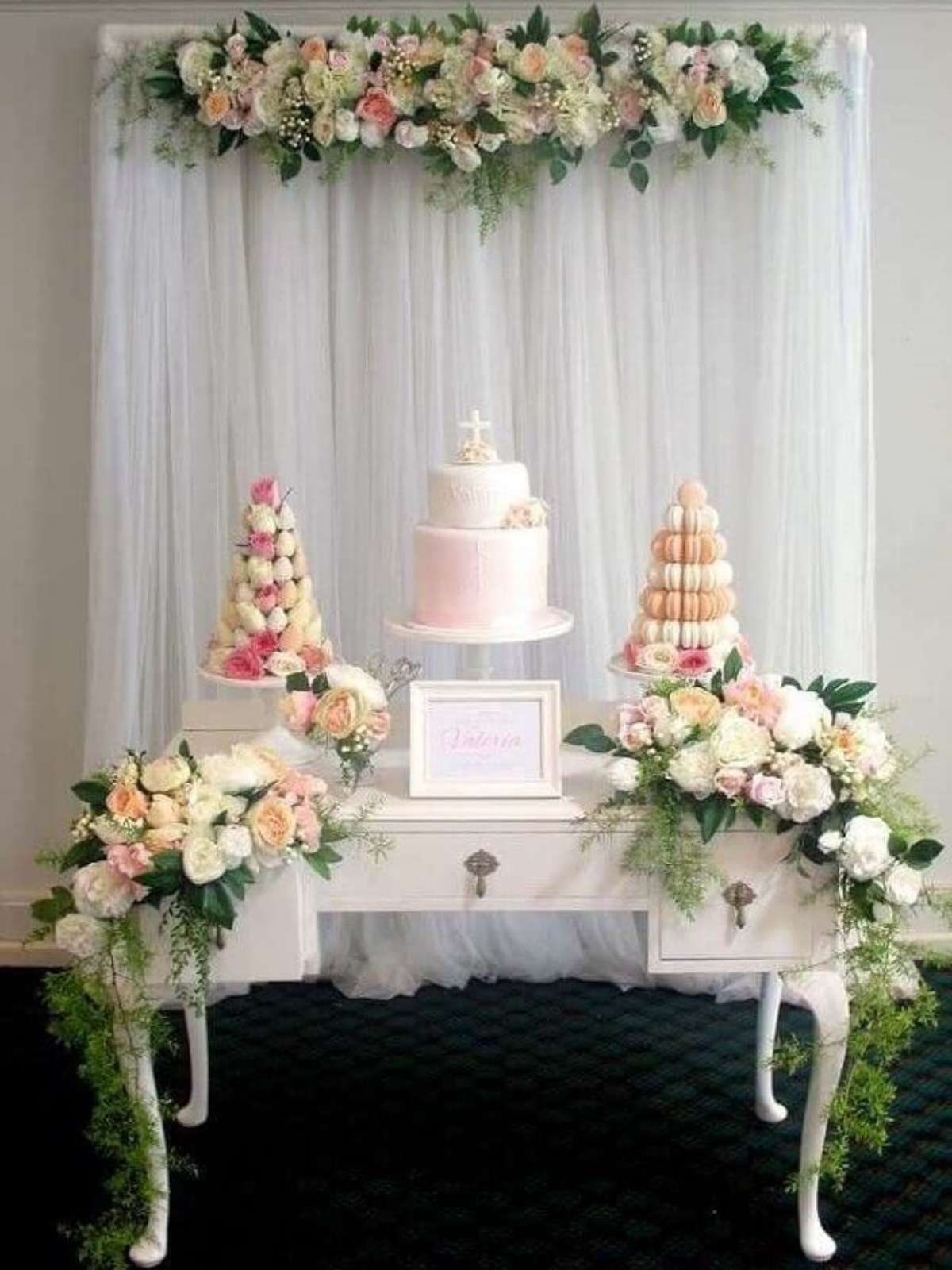 decoração batizado com papel crepom