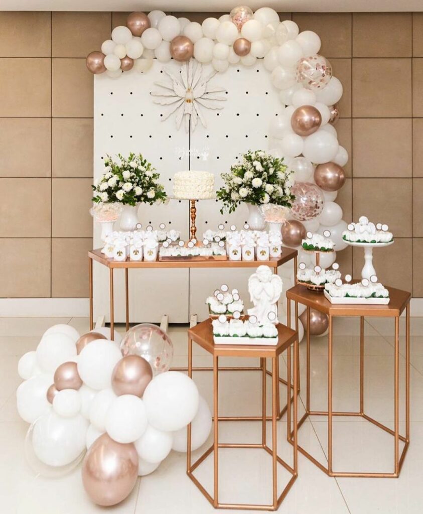 decoração batizado com folhagens