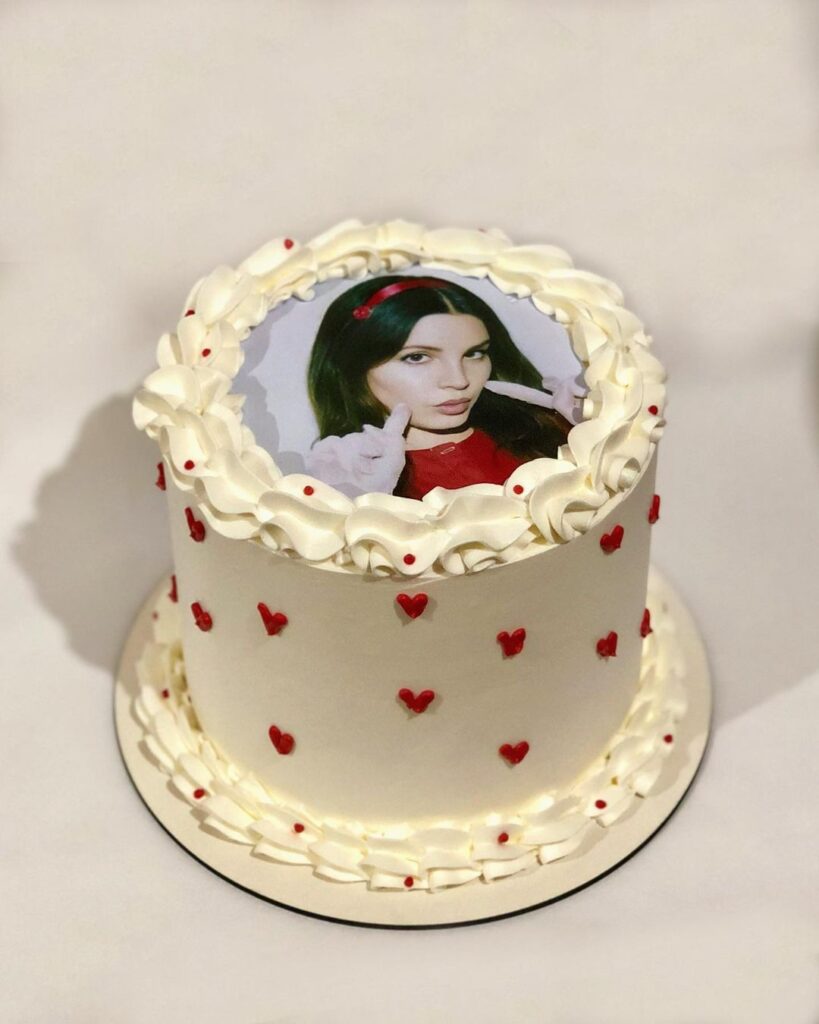 Como usar flores naturais na decoração de bolos femininos